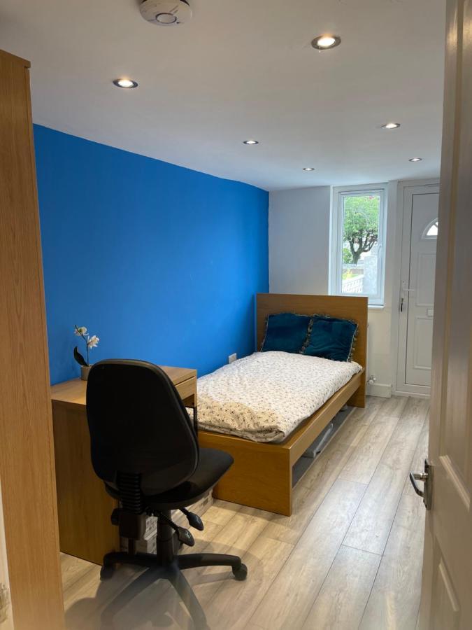 One Bedroom In Spacious Bungalow, Free Parking & Private Entrance Edimburgo Exterior foto